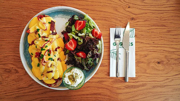 Sucuklu Cheddar Tartine
